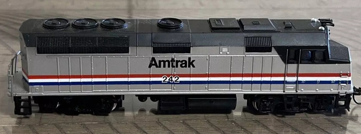 HO Scale - Bachmann - 87018 - Locomotive, Diesel, EMD F40PH - Amtrak - 242