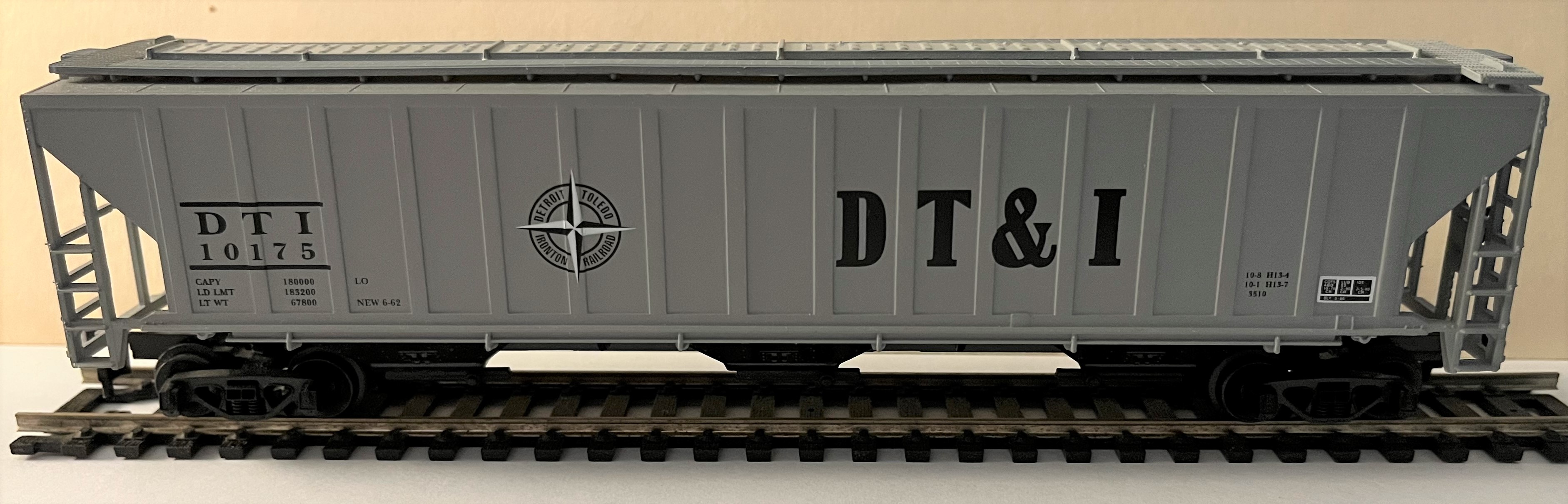 HO Scale - IHC - Covered Hopper, 3-Bay, PS-2-CD 4740 - Detroit Toledo &amp; Ironton - 10175