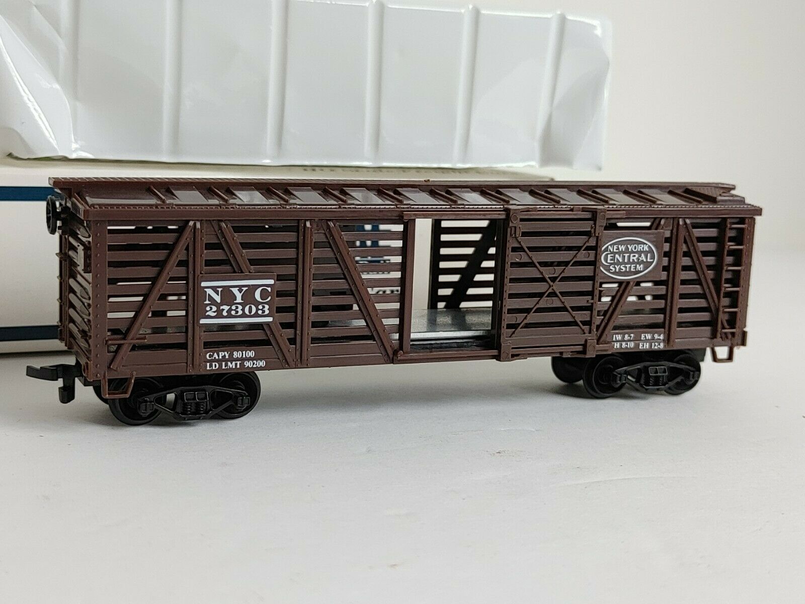 HO Scale - Life-Like - 8461 - Stock Car, 40 Foot, Wood - New York Central - 27303