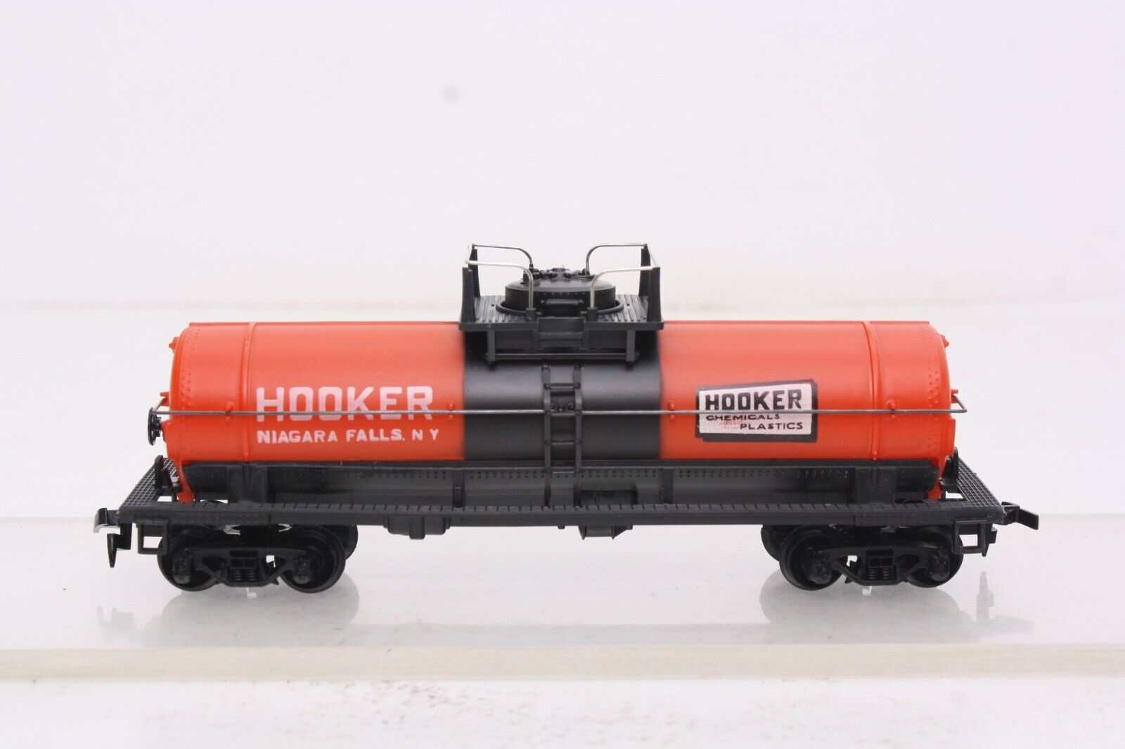 HO Scale - TYCO - 324C - Tank Car, Single Dome, 40 Foot - Hooker Chemical