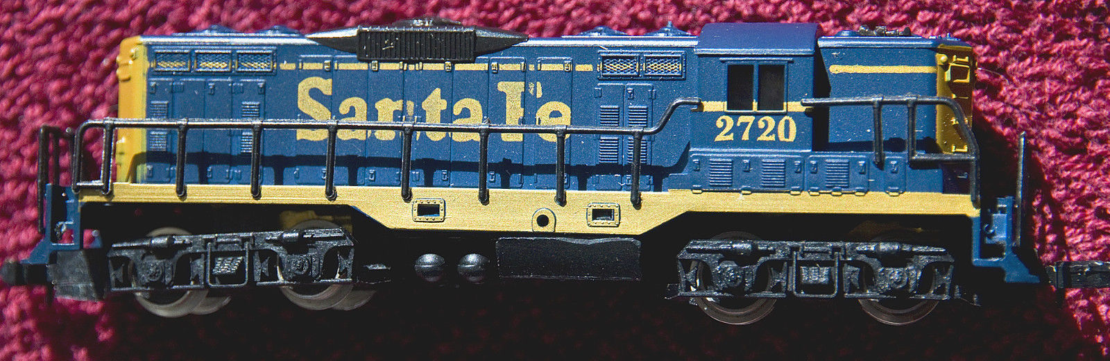 N Scale - Arnold - 0272S - Locomotive, Diesel, EMD GP9 - Santa Fe - 2720