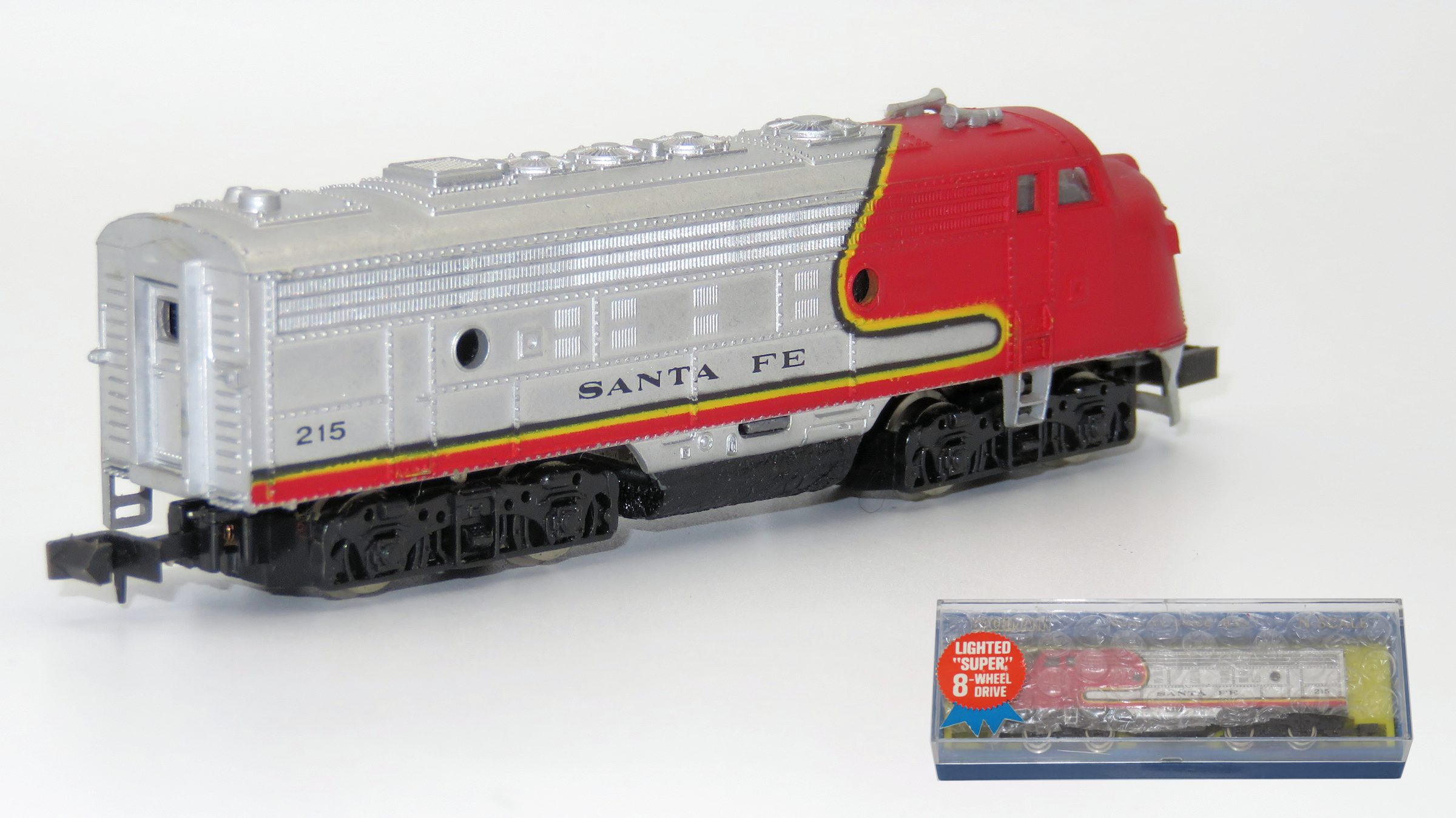 N Scale - Bachmann - 4646 - Locomotive, Diesel, EMD F9 - Santa Fe - 215