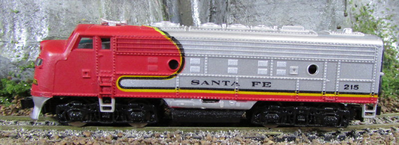 N Scale - Bachmann - 4666 - Locomotive, Diesel, EMD F9 - Santa Fe - 215