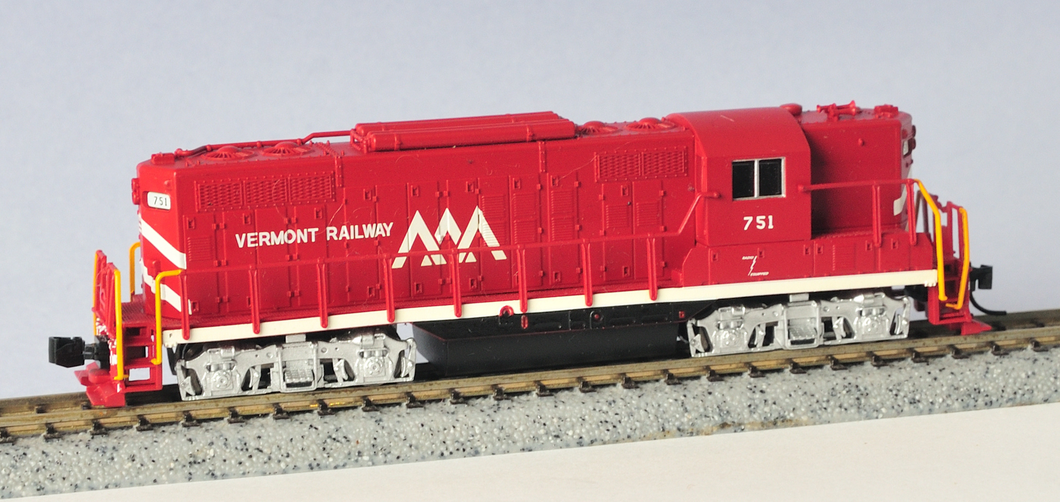 N Scale - Atlas - 40 001 827 - Locomotive, Diesel, EMD GP9 - Vermont Railway - 751