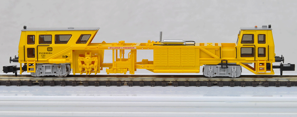 N Scale - Hobbytrain - H 23500 - Maintenance of Way Equipment, Plasser & Theurer Duomatic 07-32 - Deutsche Bundesbahn - 9743 28 003 05-4