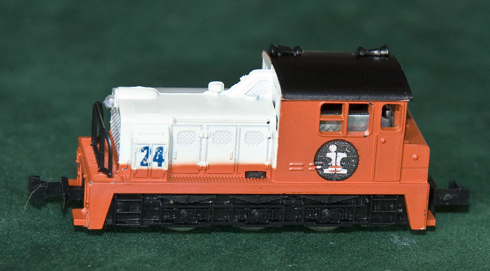 N Scale - Atlas - 4024 - Locomotive, Diesel, Plymouth WDT - Illinois Central - 24
