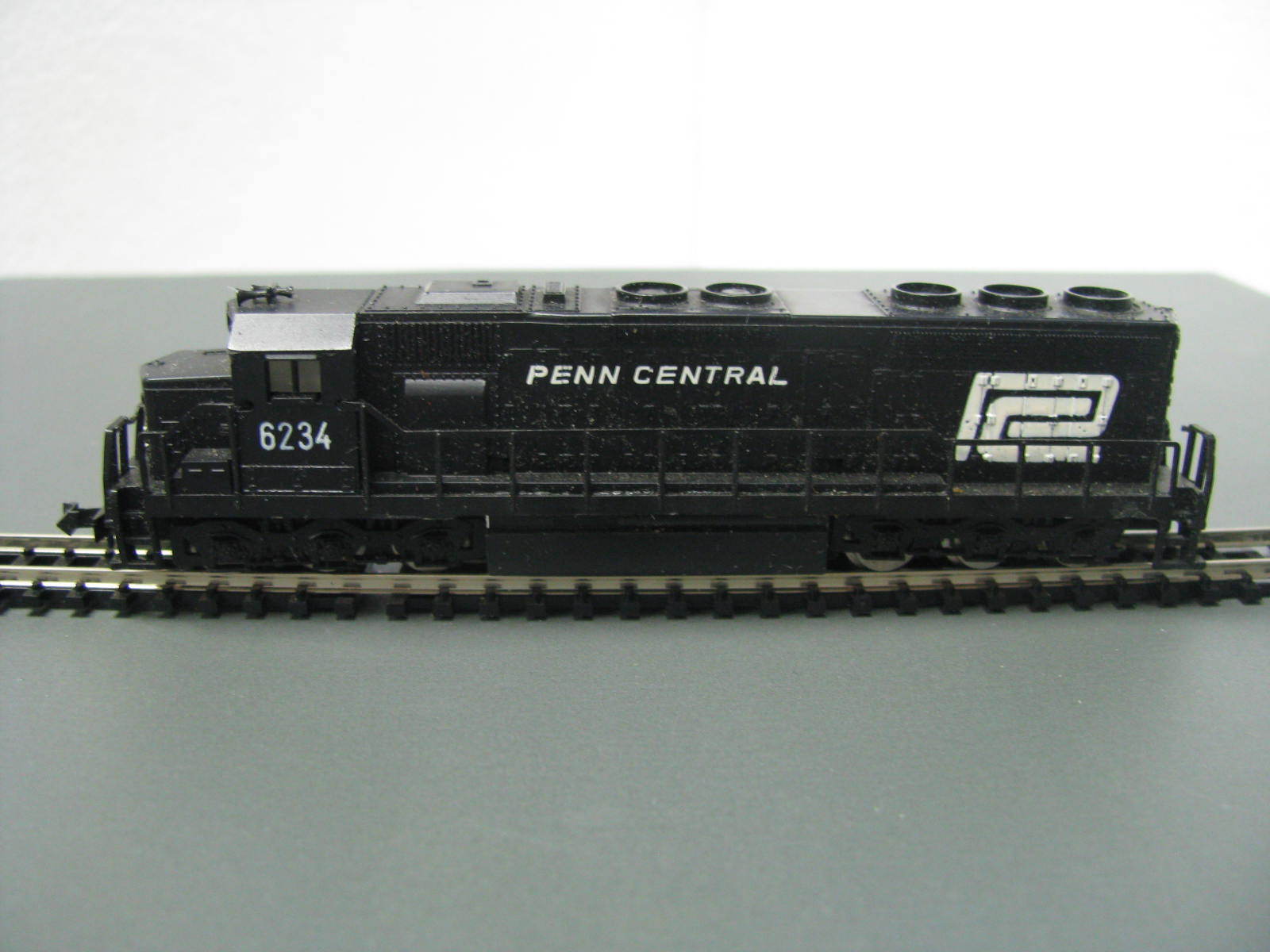 N Scale - Atlas - 2144 - Locomotive, Diesel, EMD SD45 - Penn Central - 6234