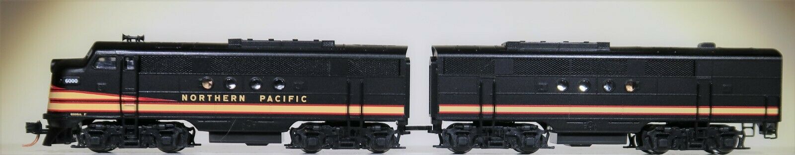 N Scale - Micro-Trains - 992 00 131 - Locomotive, Diesel, EMD FT - Northern Pacific - 6000