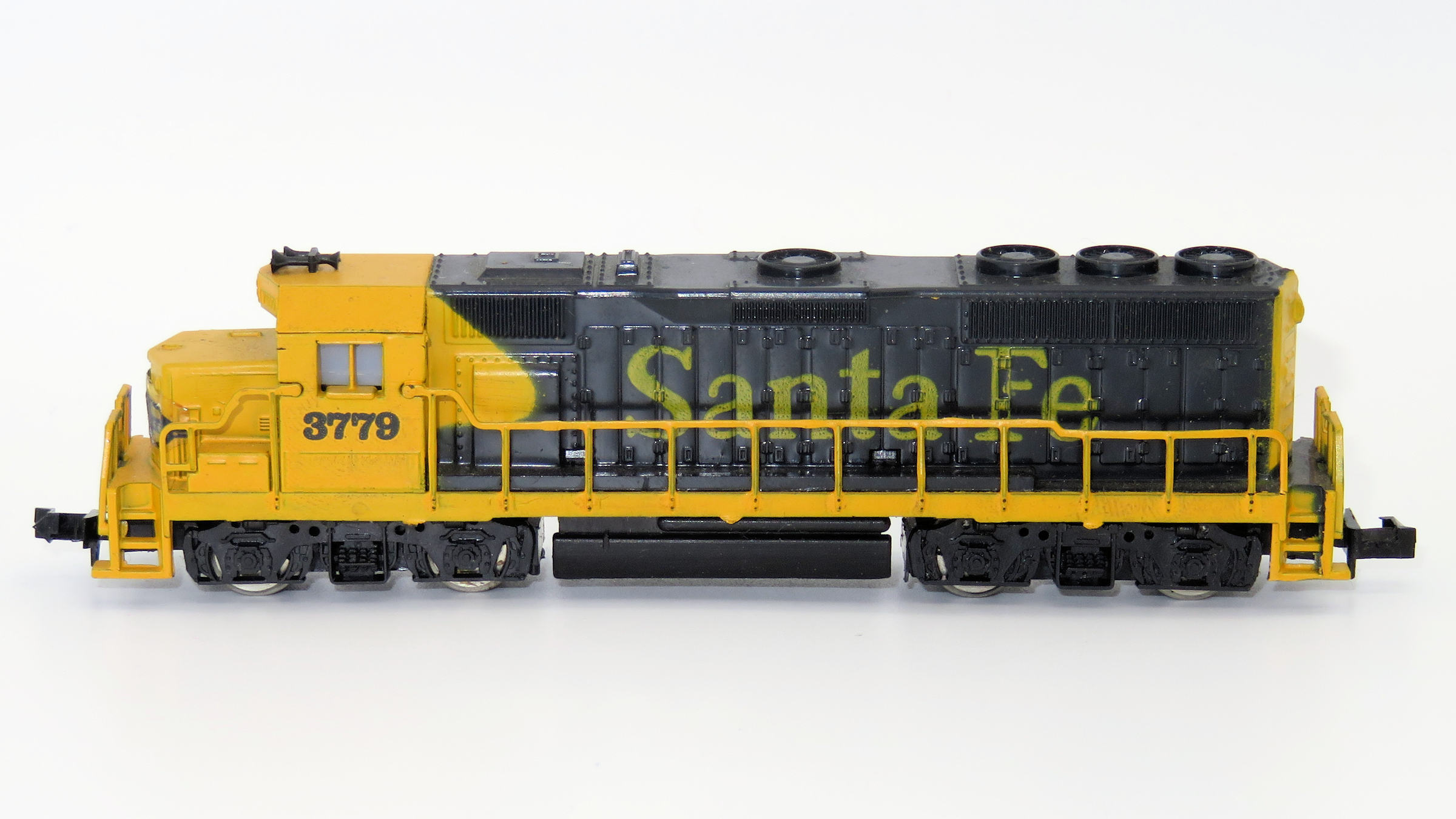 N Scale - Model Power - 7560 - Locomotive, Diesel, EMD GP40 - Santa Fe - 3779