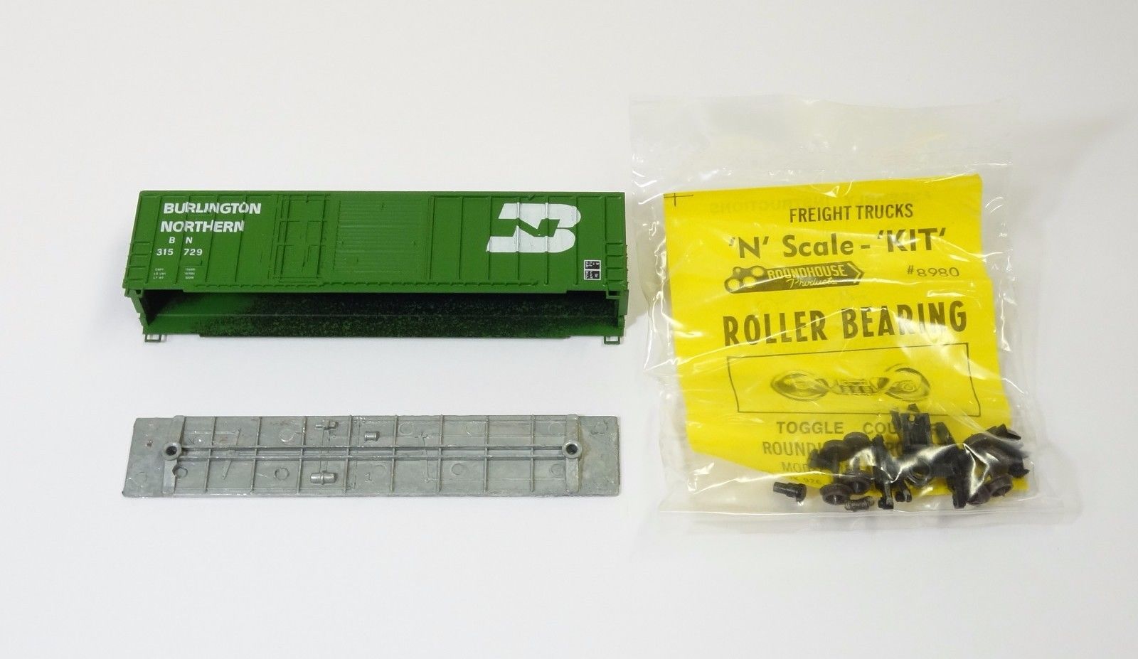 N Scale - Roundhouse - 8235 - Boxcar, 50 Foot, FMC, 5077 - Burlington Northern - 315729