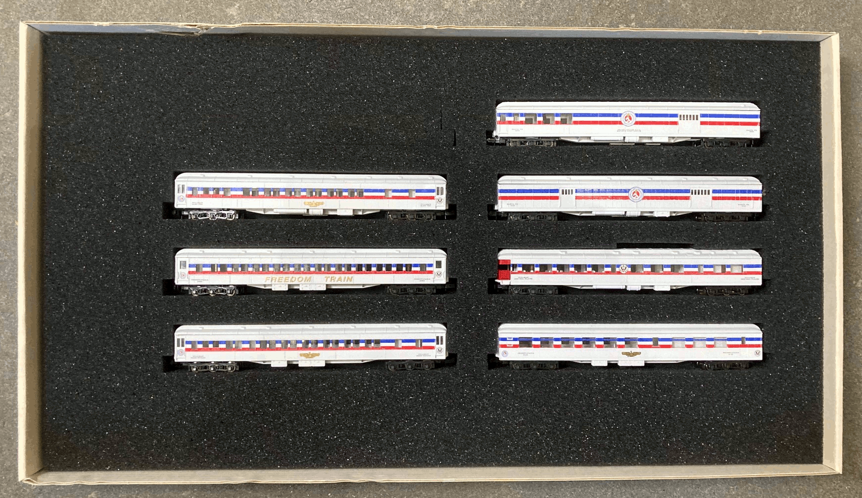 N Scale - Con-Cor - Limited Edition Set #42 / 8525 - Passenger Car, Heavyweight - Freedom Train - 7-Unit