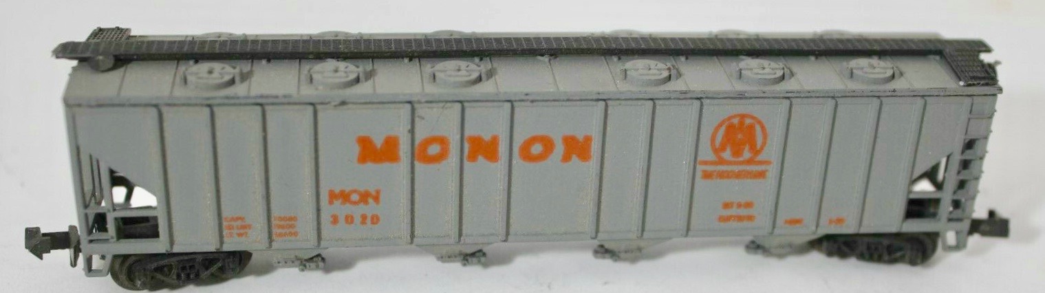 N Scale - AHM - 4446B - Covered Hopper, 4-Bay, Ribside - Monon - 3020