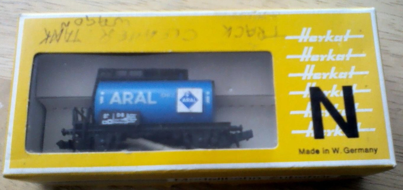 N Scale - Herkat - 1401 - Tank Car, No Dome, 2-Axle - Aral - 503 118