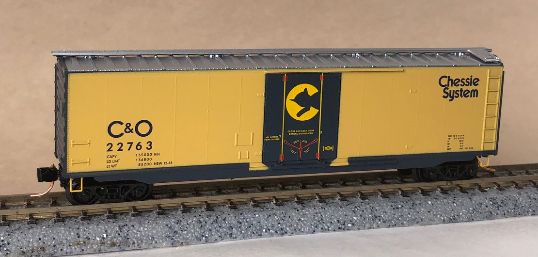 N Scale - Micro-Trains - NSC 04-10 - Boxcar, 50 Foot, Steel, Plug Door - Chessie System - 22763