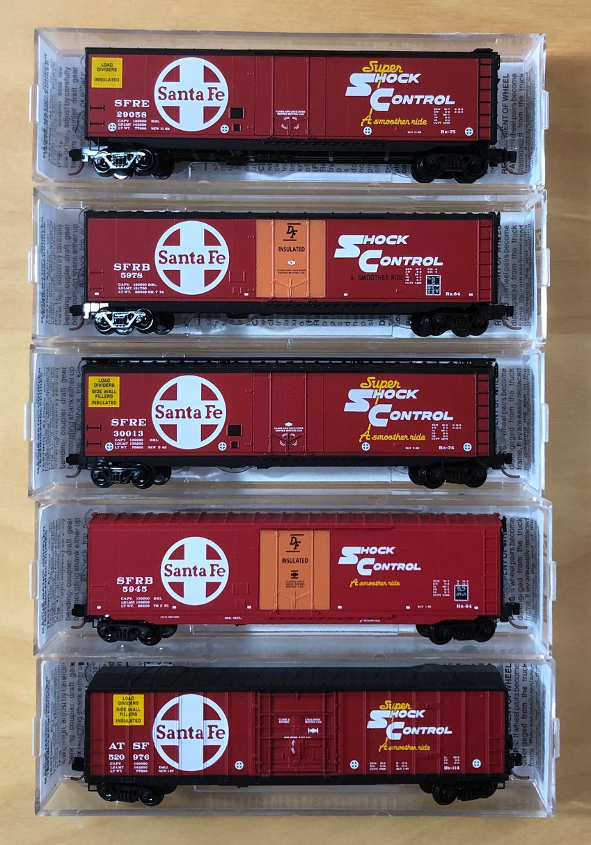 N Scale - Micro-Trains - NSC 00-66 - Boxcar, 50 Foot, Steel, Plug Door - Santa Fe - 5-Pack #1