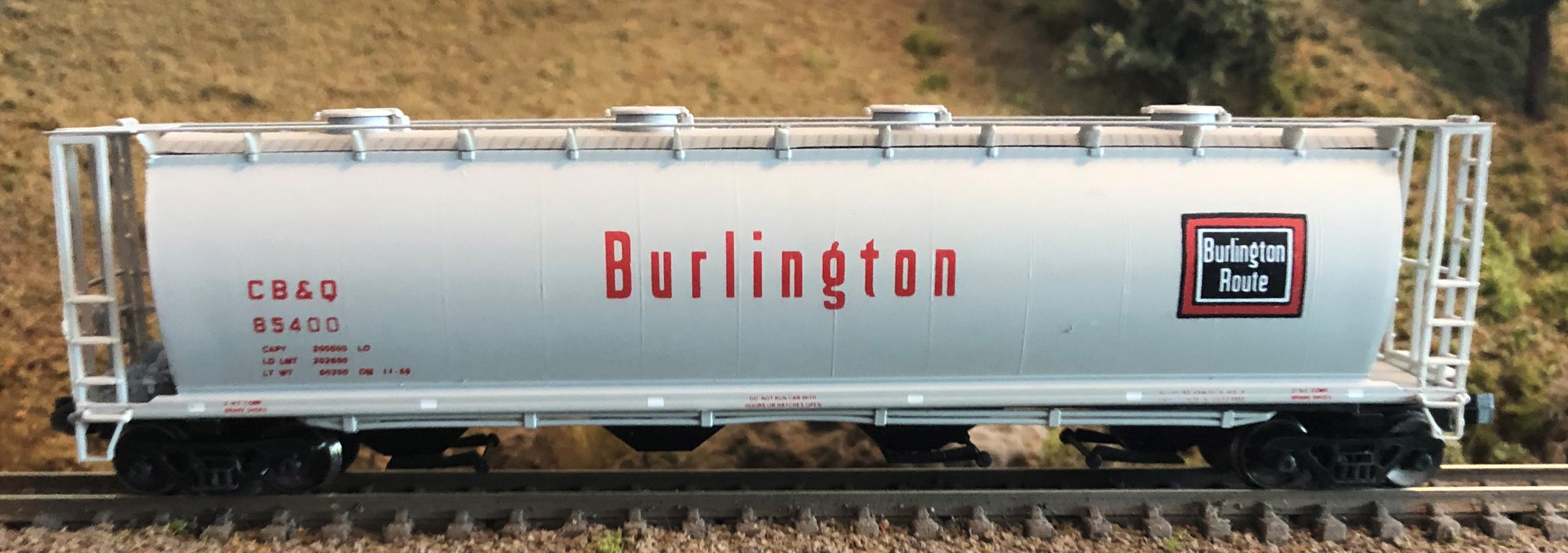 N Scale - InterMountain - 65216-01 - Covered Hopper, 4-Bay, Cylindrical - Burlington Route - 85400