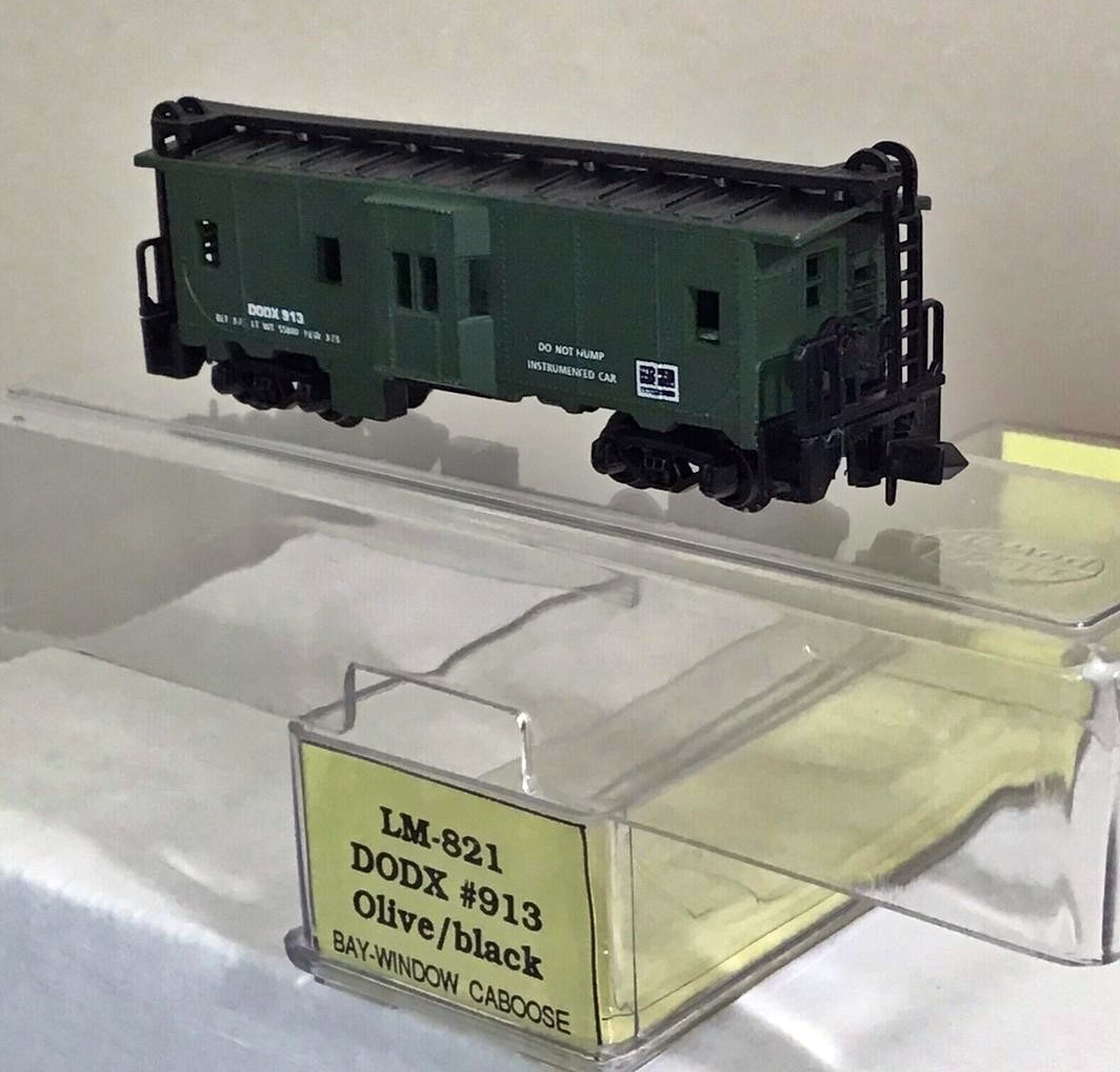 N Scale - Loco-Motives - 821 - Caboose, Bay Window - Department of Defense - 913