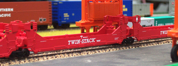 N Scale - Deluxe Innovations - 151211 - Container Car, Articulated Well, Gunderson Twin-Stack - Greenbrier - 2219