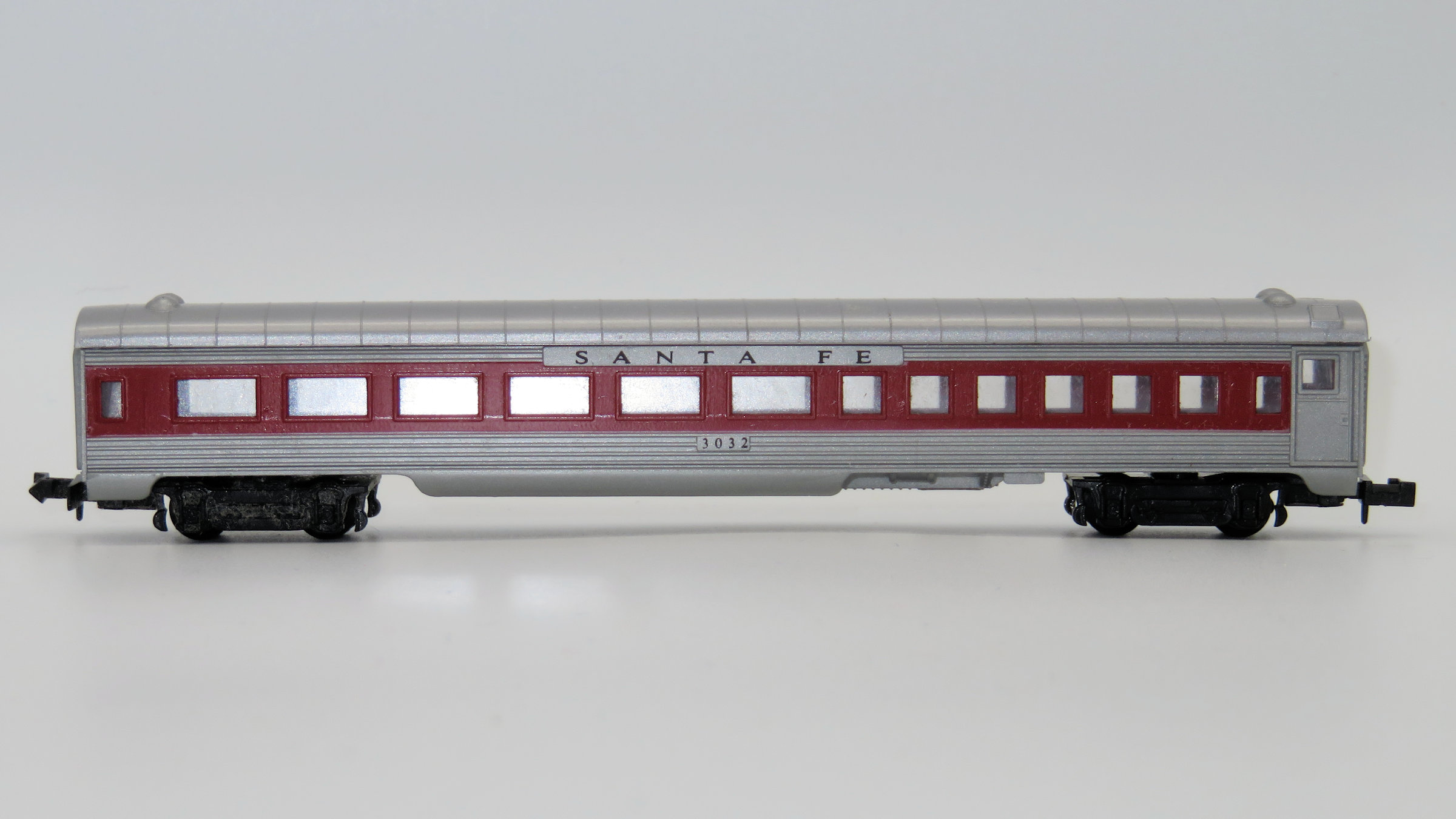 N Scale - Model Power - 3032 - Passenger Car, Lightweight, Budd - Santa Fe - 3032