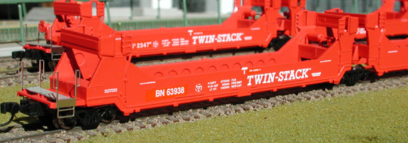 N Scale - Deluxe Innovations - 151511 - Container Car, Articulated Well, Gunderson Twin-Stack - Burlington Northern - 63938