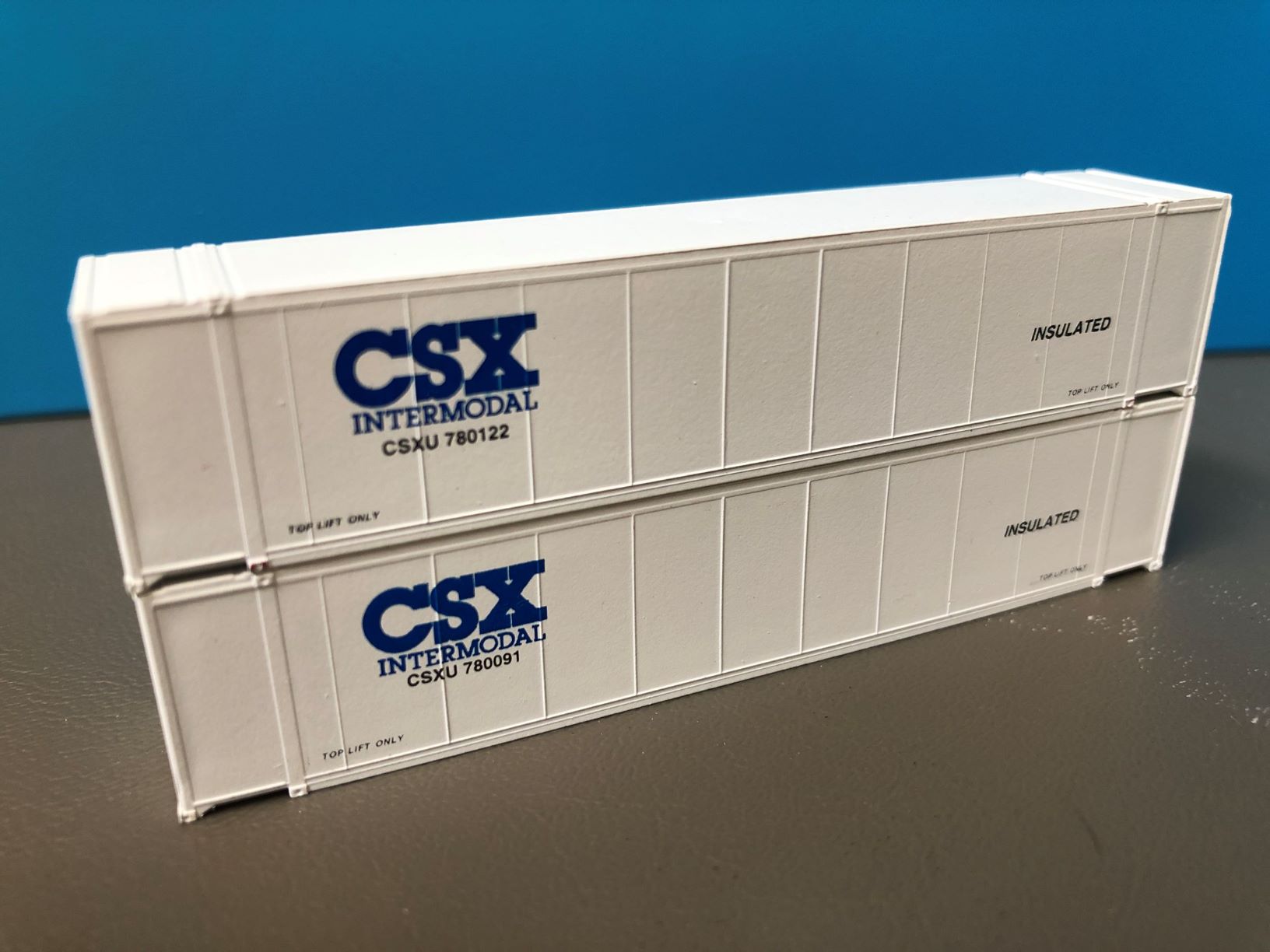 N Scale - Deluxe Innovations - 8053 - Container, 40 Foot, Smoothside, Dry - CSX Transportation - 2 numbers