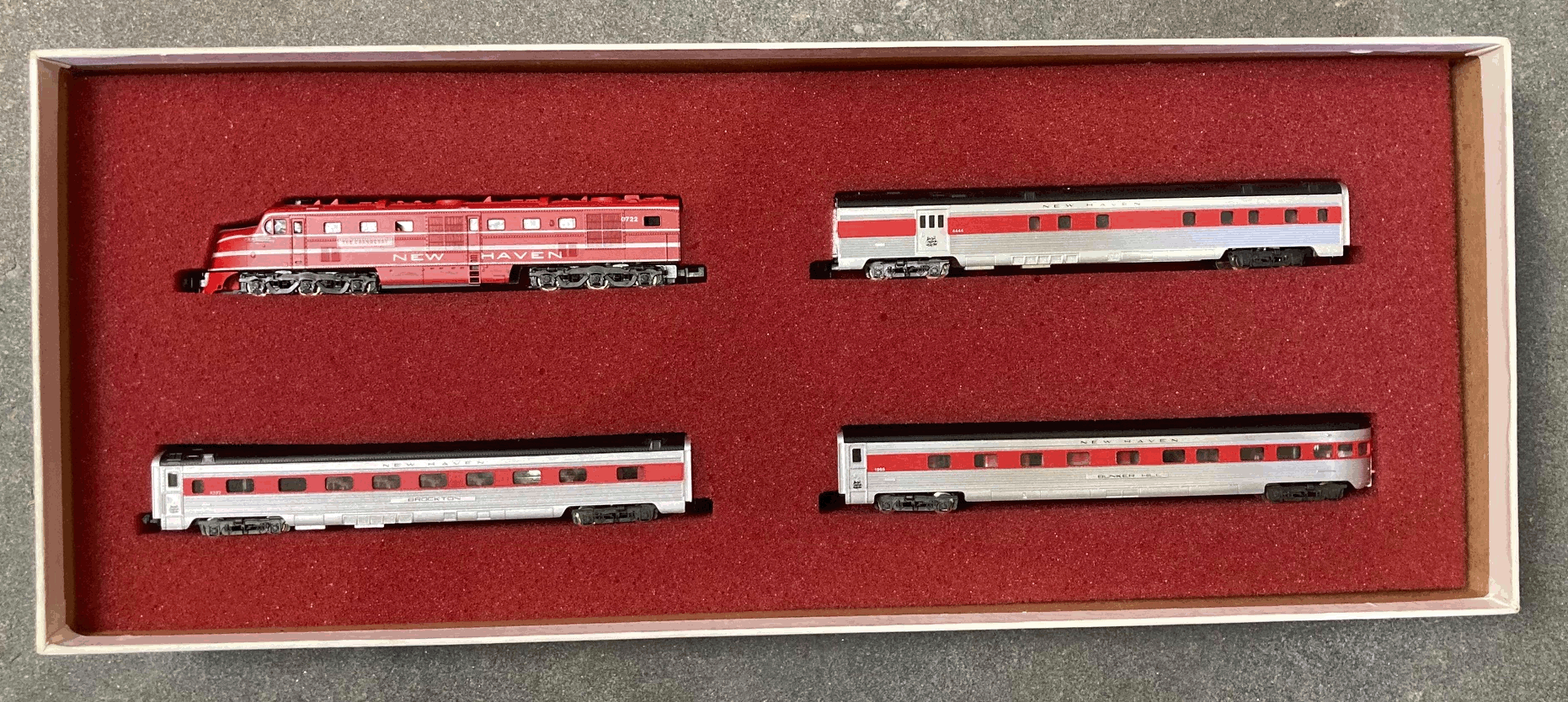 N Scale - Con-Cor - Limited Edition Set #15 / 8405 - Passenger Train, Diesel, North American, Transition Era - New Haven - 4-Unit