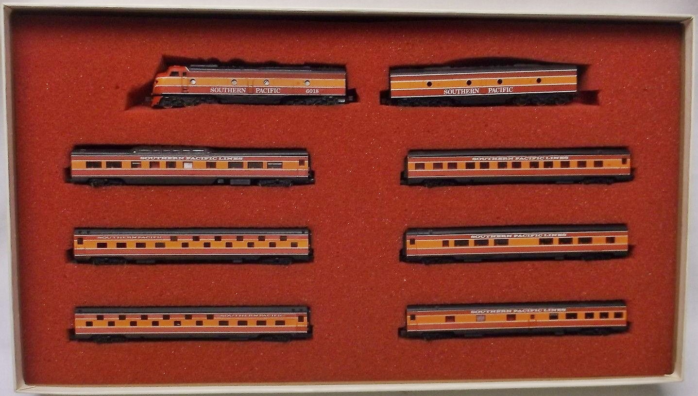 N Scale - Con-Cor - 0001-004302 - Passenger Train, Diesel, North American, Transition Era - Southern Pacific - 8-Unit