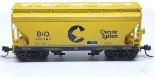 N Scale - Pacific Western Rail Systems - 1067E - Covered Hopper, 2-Bay, ACF Centerflow - Chessie System - 605147