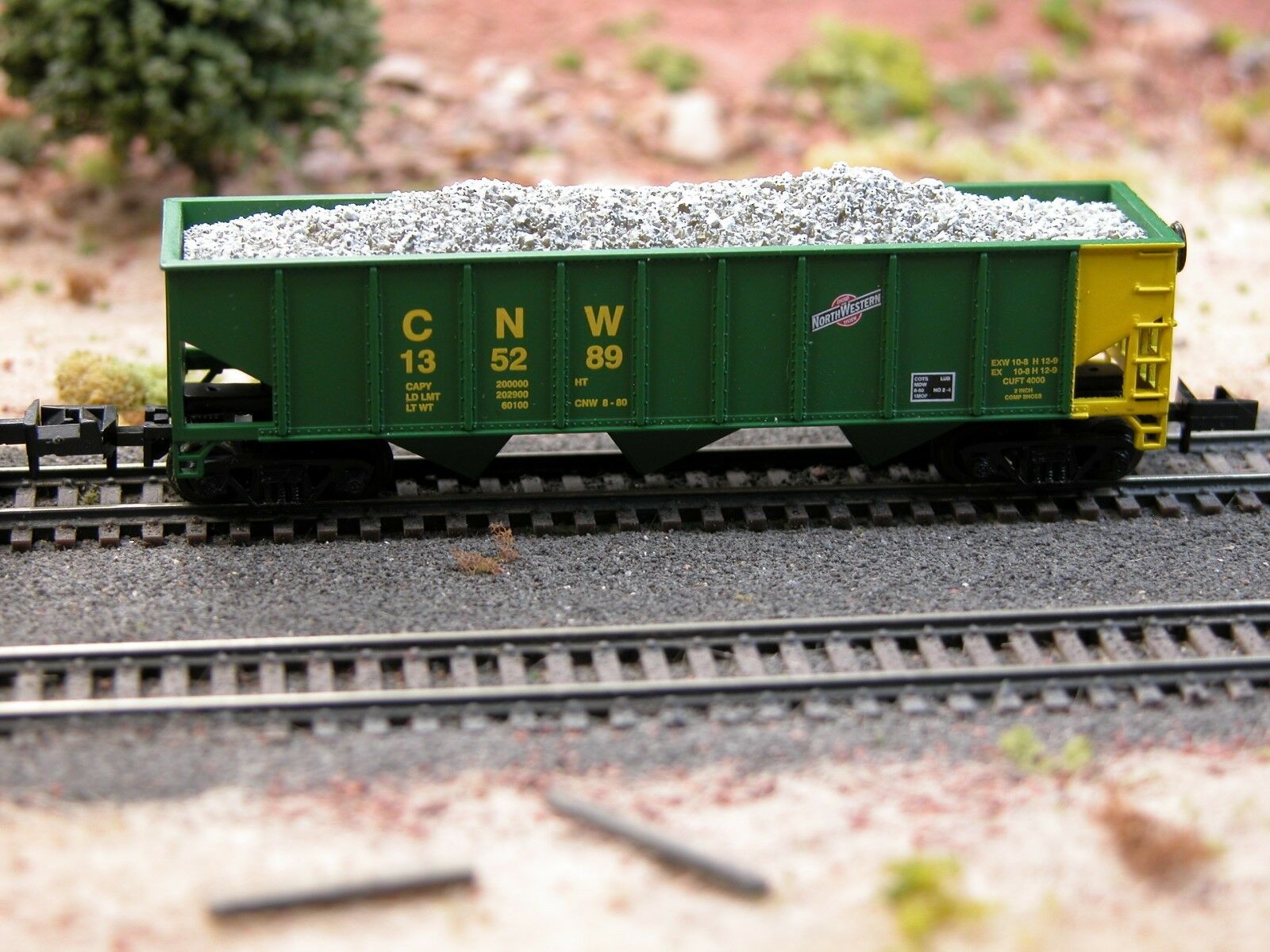 N Scale - Hay Bros - 5501-26 - Load - Painted/Unlettered - Chunk Limestone Load