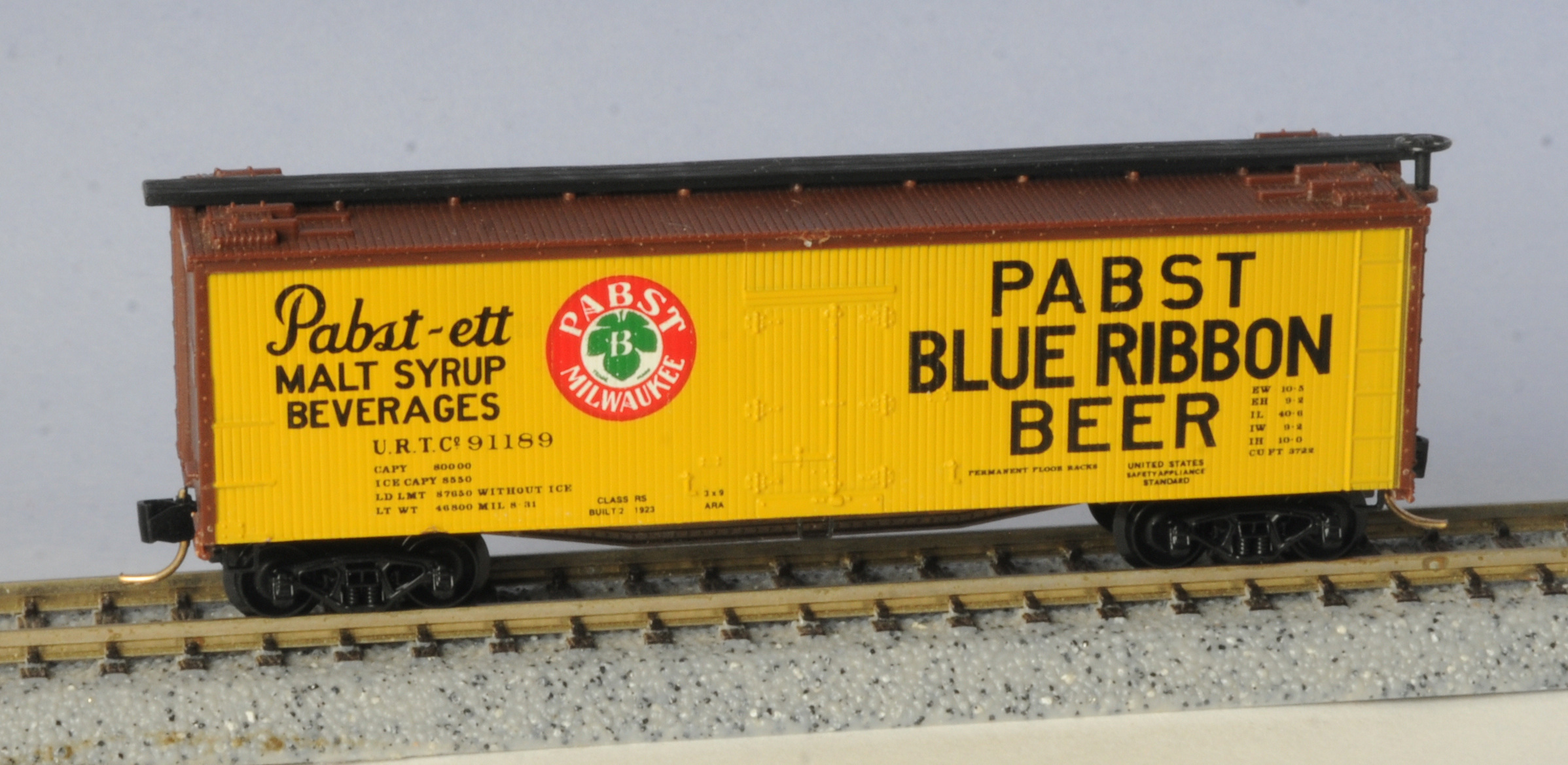 N Scale - Arnold - 5332 - Reefer, Ice, Wood - Pabst Brewing - 91189