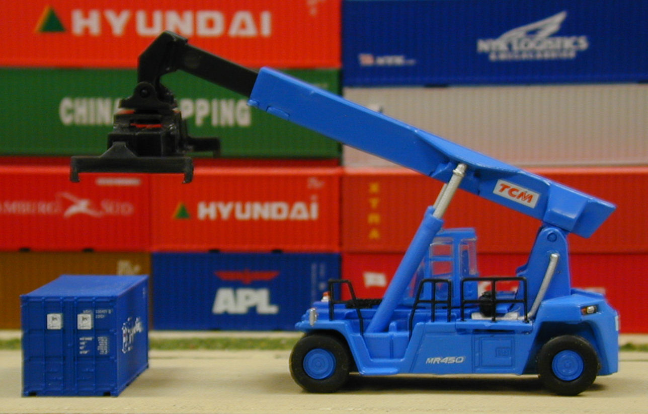 N Scale - Fujimoto Hobby - MR450-B - MR450 Reach Stacker - Painted/Unlettered