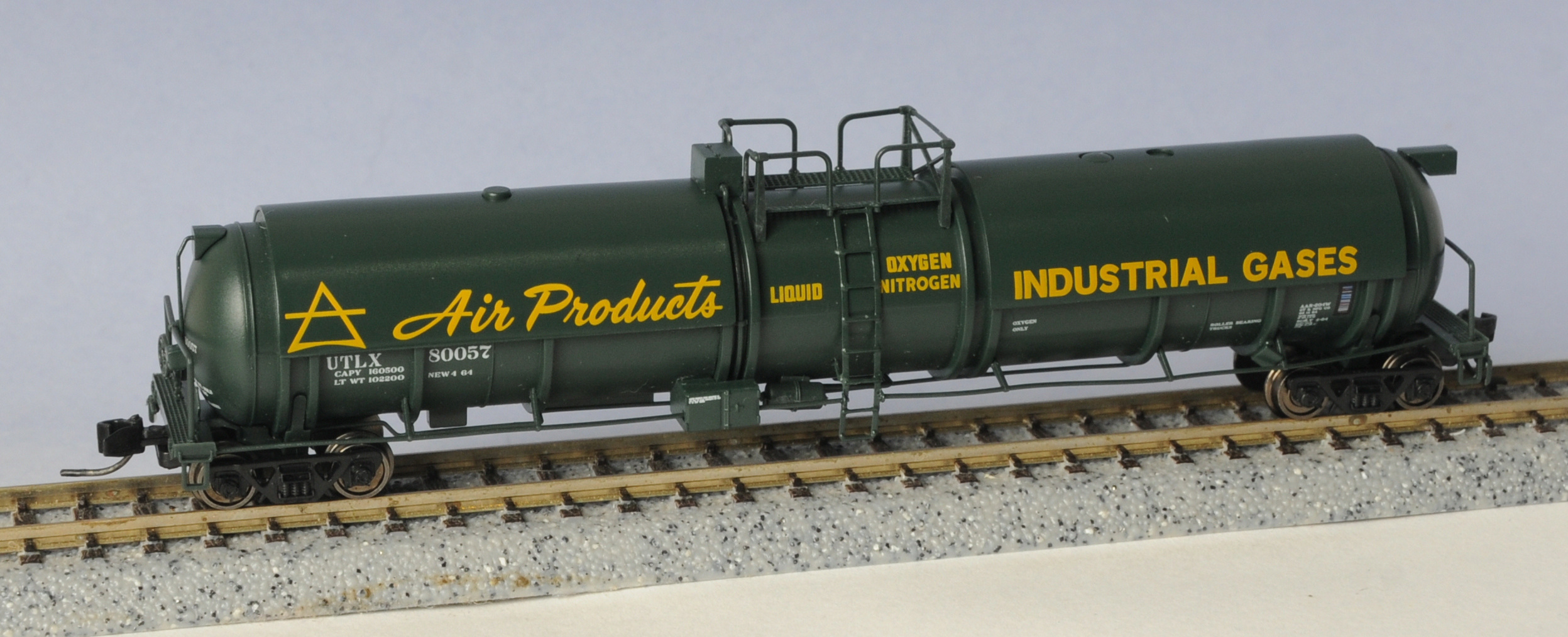 N Scale - Broadway Limited - 8141 - Tank Car, Cryogenic - Air Products - 2-Pack