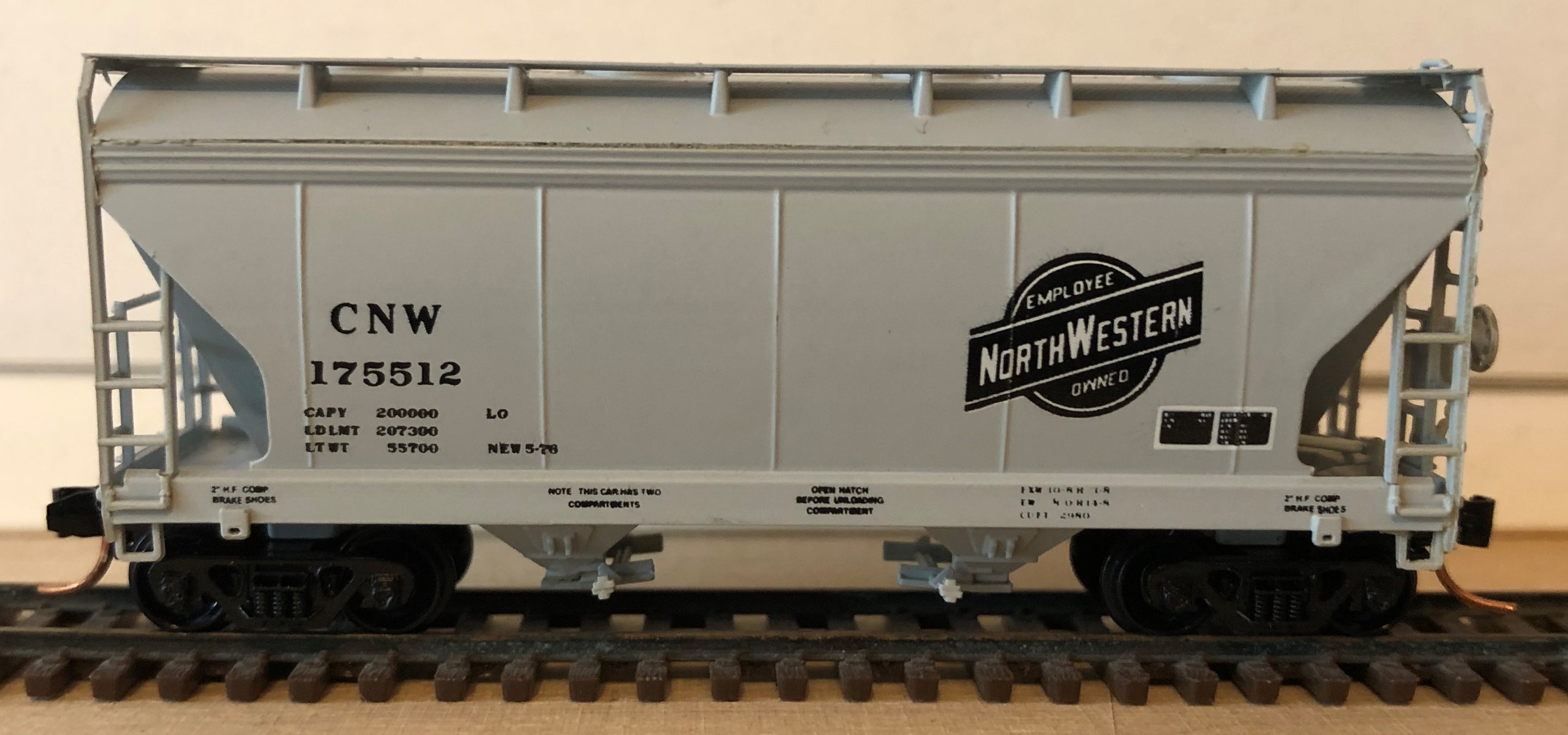 N Scale - Brooklyn Locomotive Works - 1171-B3 - Covered Hopper, 2-Bay, ACF Centerflow - Chicago & North Western - 175570