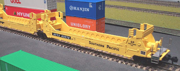 N Scale - Deluxe Innovations - 150101 - Container Car, Articulated Well, Gunderson Twin-Stack - TTX Company - Set #1