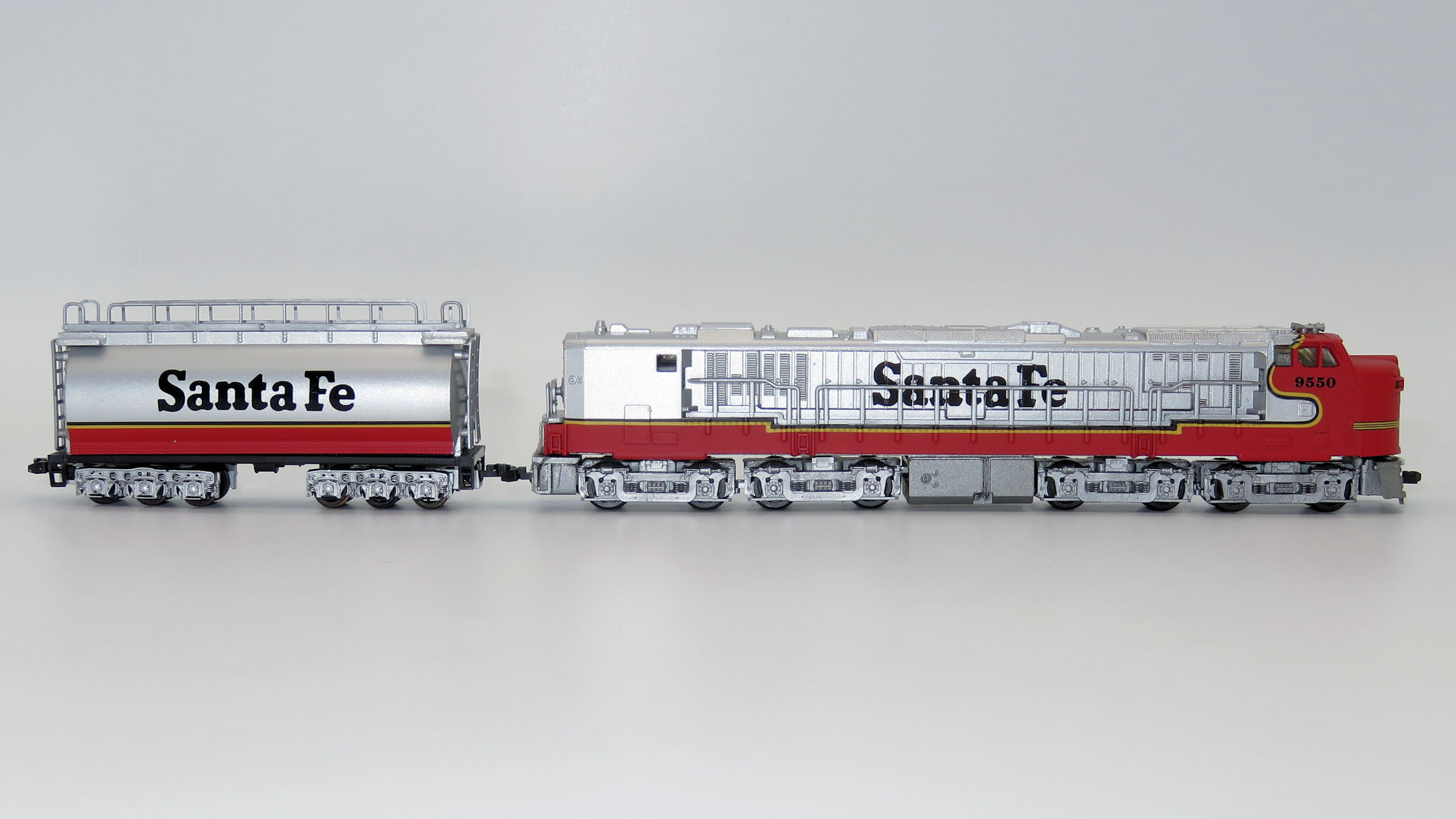 N Scale - Con-Cor - 0001-332108 - Locomotive, GE, Gas Turbine Electric - Santa Fe - 9550