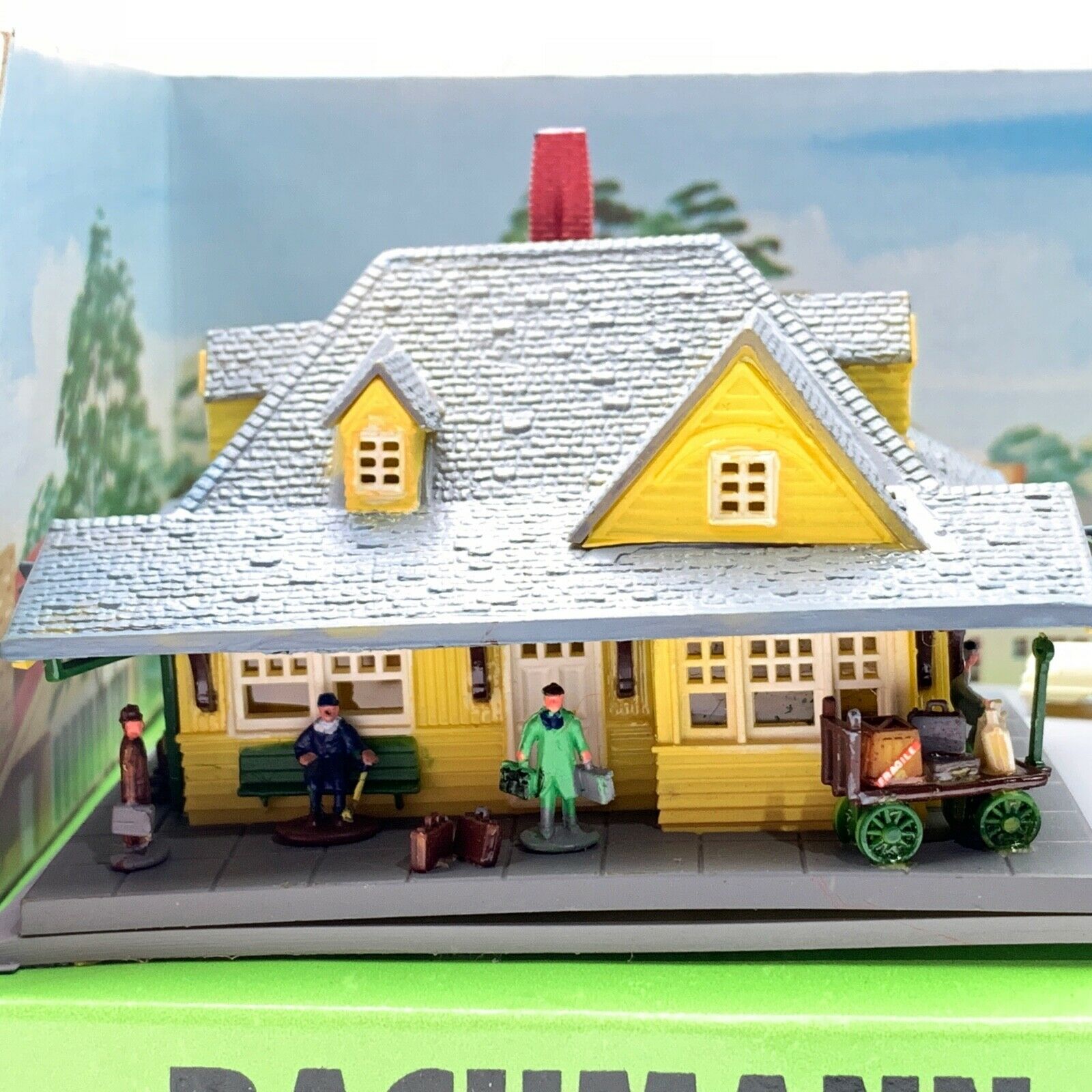 N Scale - Bachmann - 7401 - Structures - Railroad Structures - Passenger Station w people, car, and lot