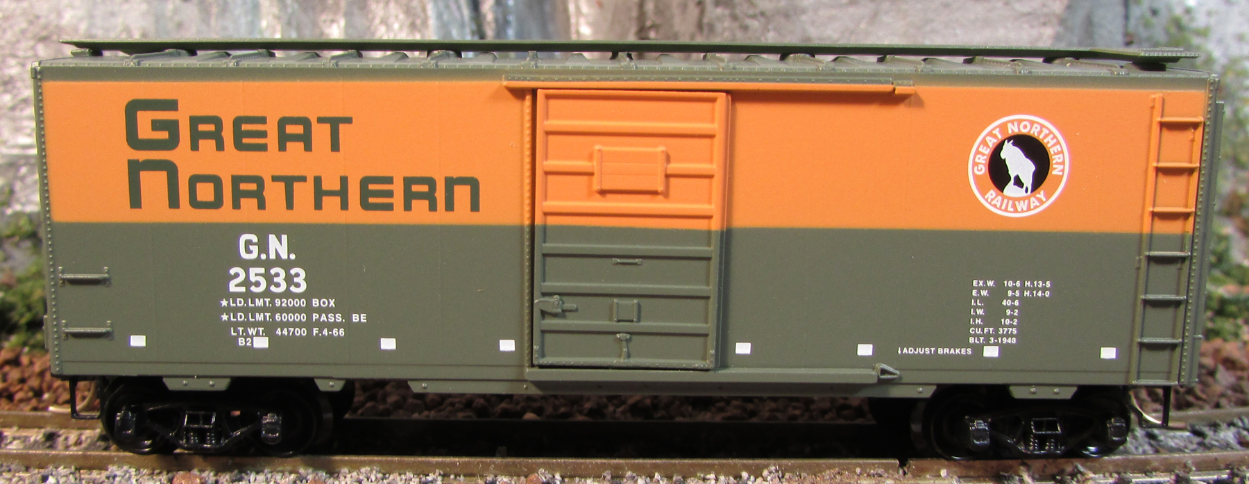 Great Northern  12 Panel 40 ft Box Car  Intermountain  61015  N-scale 