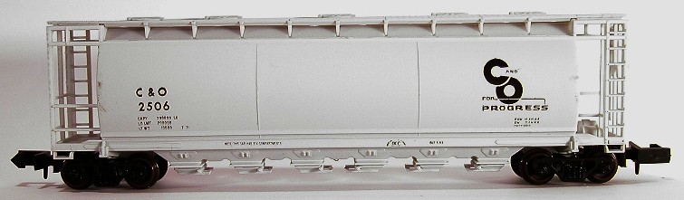 N Scale - Bowser - 37277 C - Covered Hopper, 3-Bay, Cylindrical - Chesapeake & Ohio - 2506
