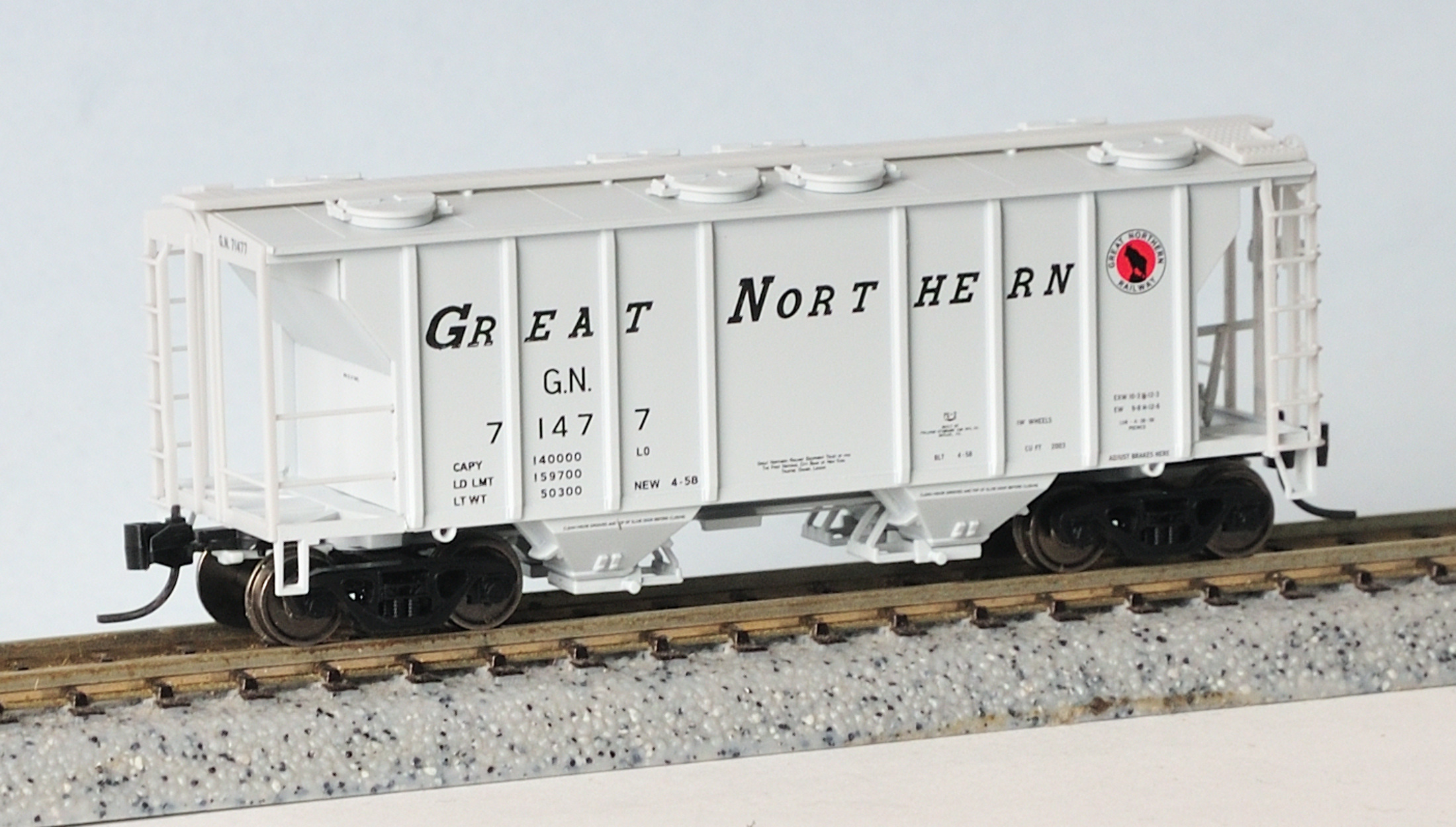 N Scale - Micro-Trains - 095 00 012 - Covered Hopper, 2-Bay, PS2 - Great Northern - 71477