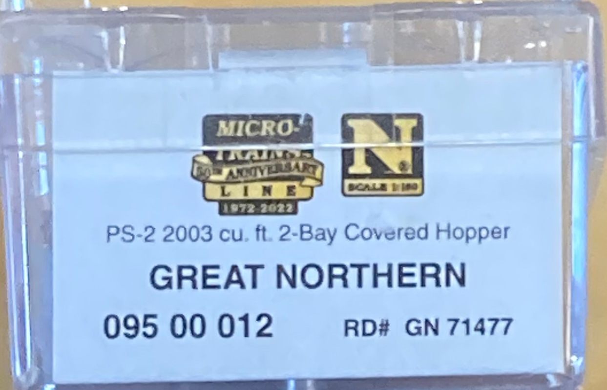 N Scale - Micro-Trains - 095 00 012 - Covered Hopper, 2-Bay, PS2 - Great Northern - 71477