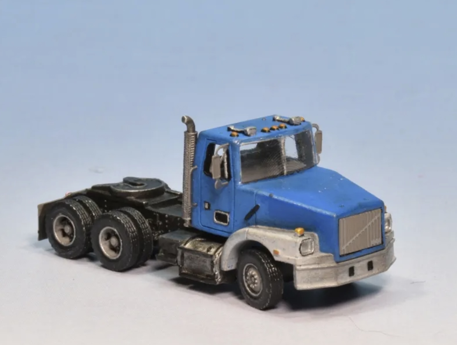 N Scale - Showcase Miniatures - 148 - Truck,Tandem Axle Tractor, Volvo/White - Undecorated