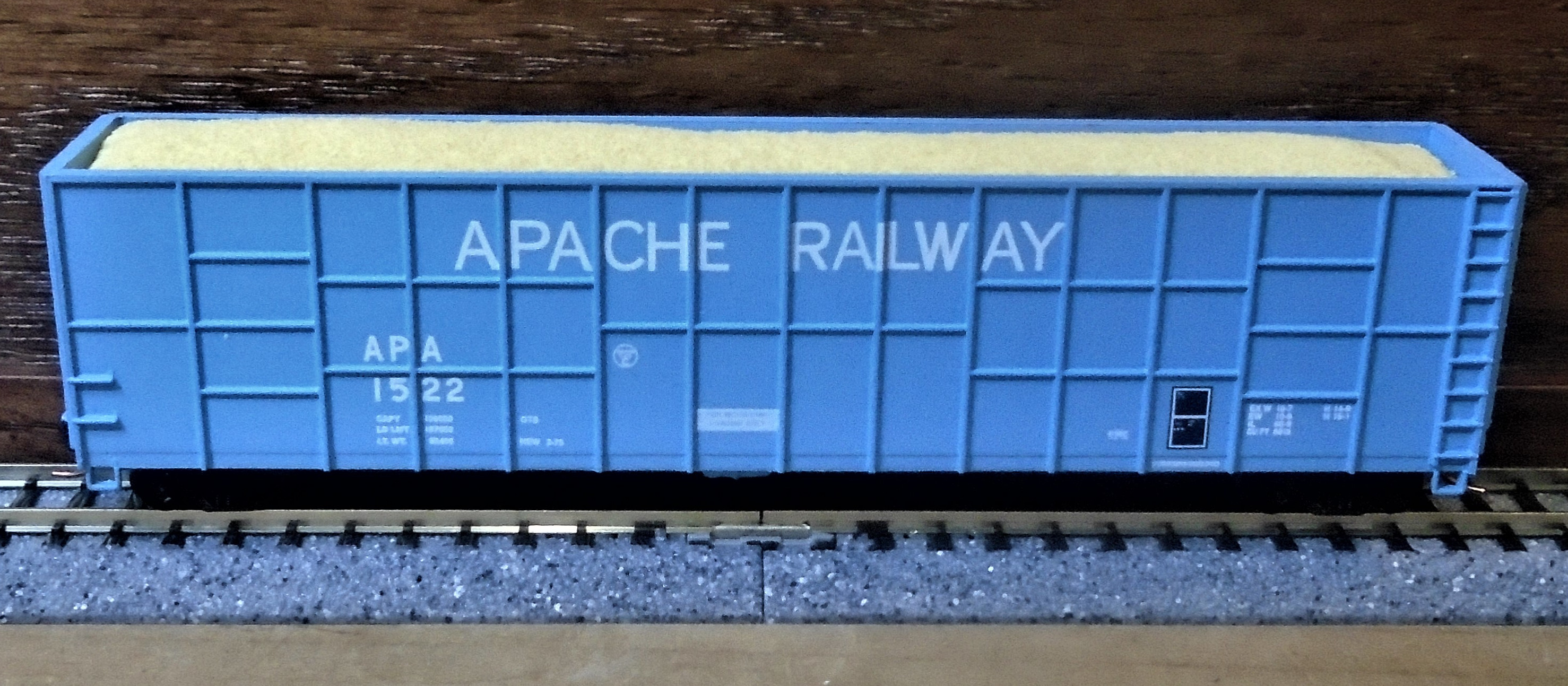 N Scale - Deluxe Innovations - 160603-A - Gondola, Woodchip - Apache - 1522