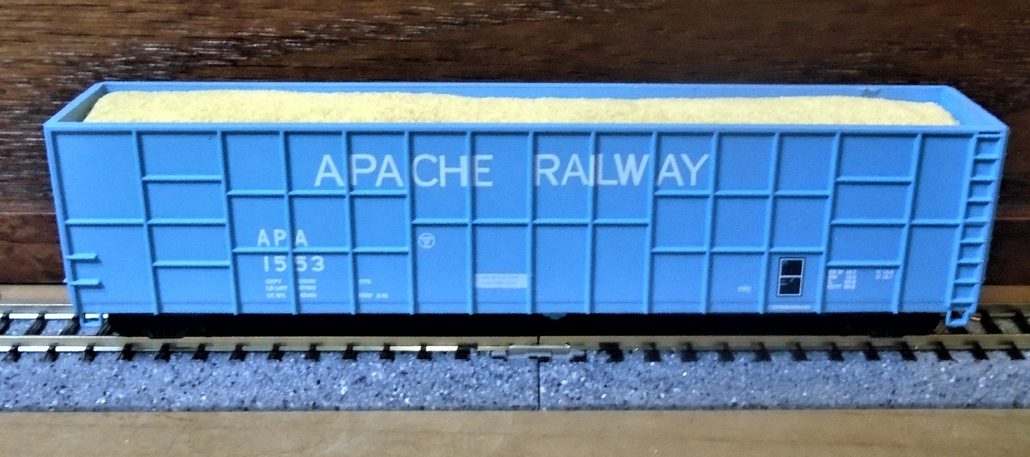 N Scale - Deluxe Innovations - 160603-B - Gondola, Woodchip - Apache - 1553