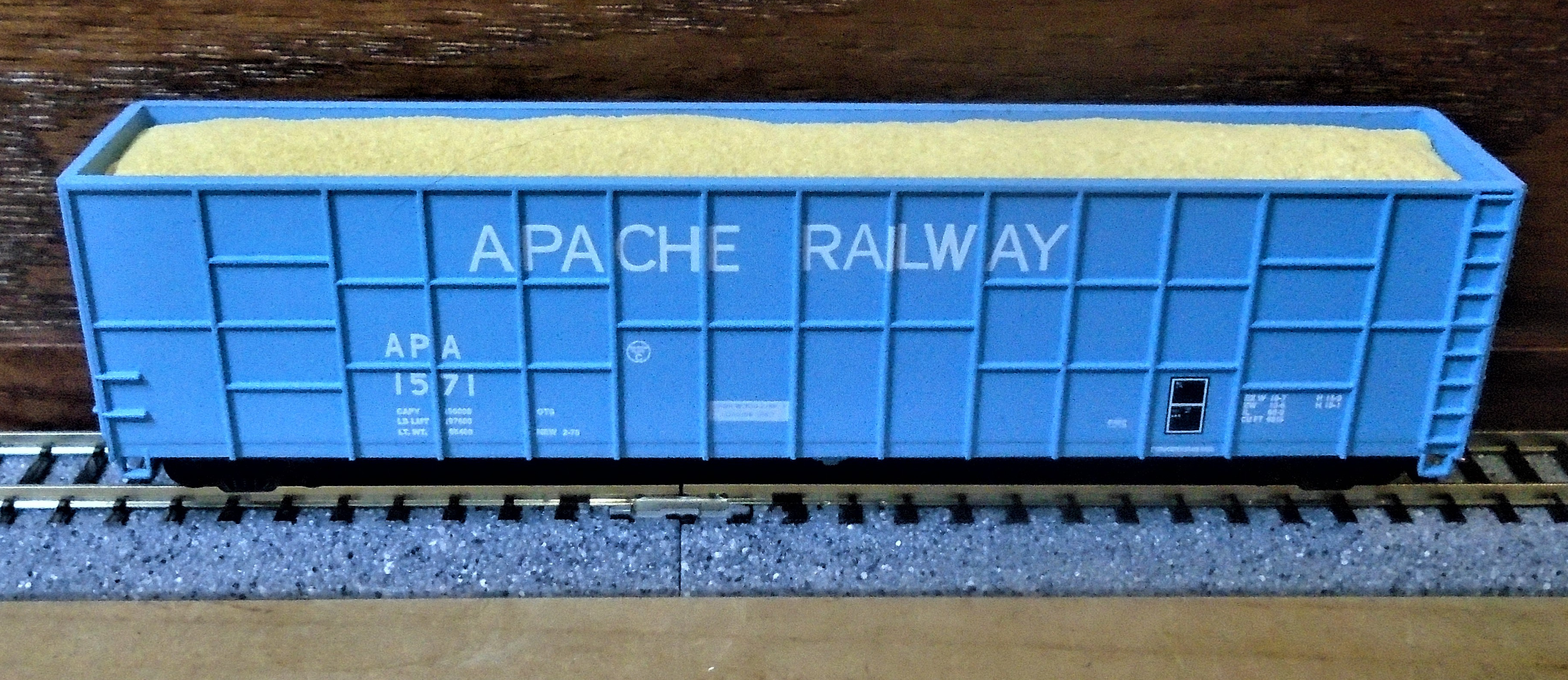 N Scale - Deluxe Innovations - 160603-C - Gondola, Woodchip - Apache - 1571