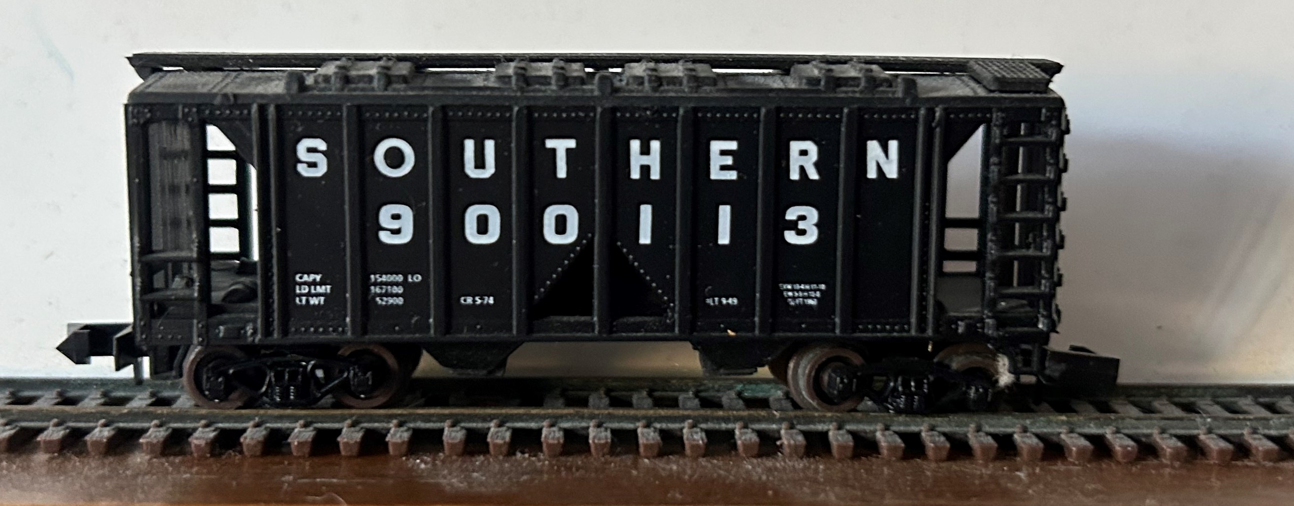 N Scale - Loco-Motives - 12090 - Covered Hopper, 2-Bay, ACF 36 Foot - Southern - 900113