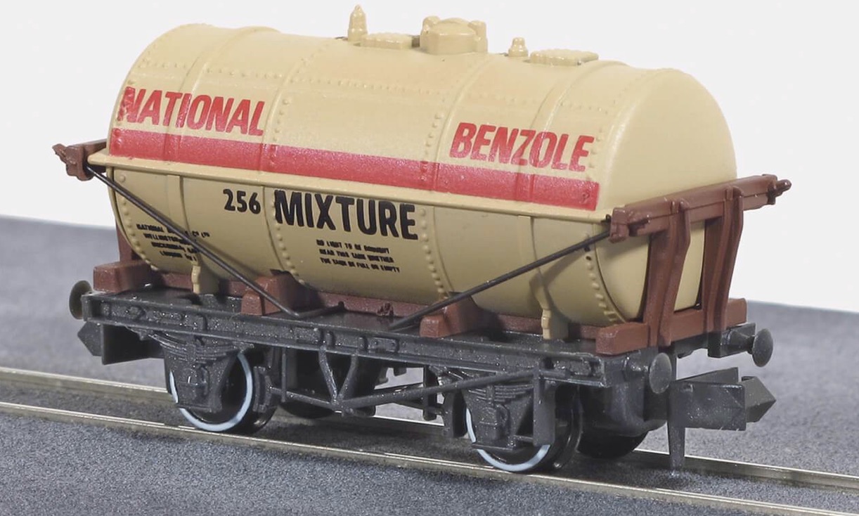 N Scale - Peco - NR-P162 - Tank Car, Single Dome, Two-Axle - National Benzole - 256