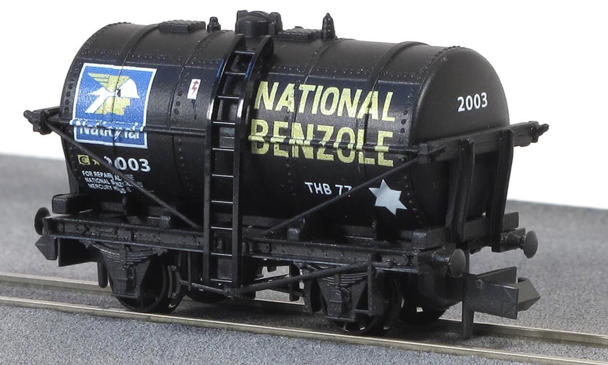 N Scale - Peco - NR-P181 - Tank Car, Single Dome, Two-Axle - National Benzole - 2003