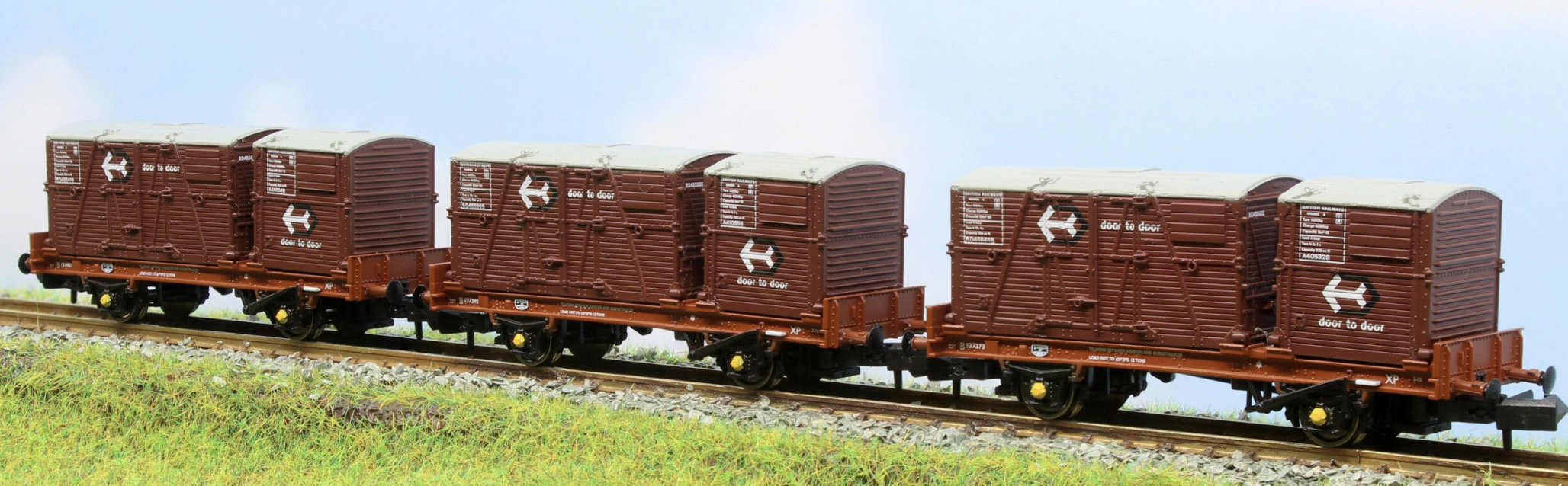 N Scale - Rapido Trains UK - 921017 - Flat Wagon, Container, Conflat 