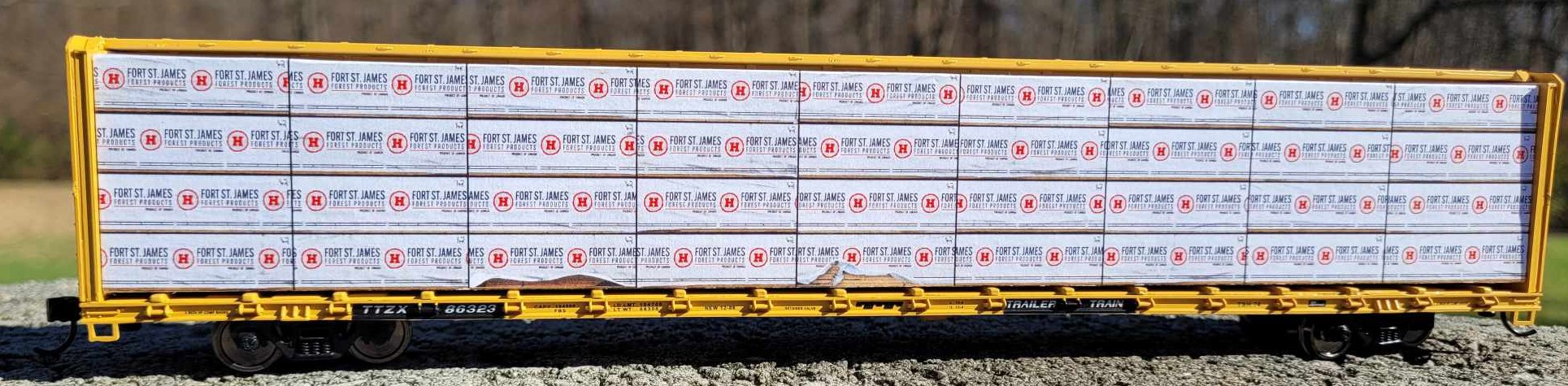N Scale - Columbus Trainmaster - 72162N - Accessories, Load, Centerbeam,Wrapped - Painted/Lettered - Fort St. James Forest Products