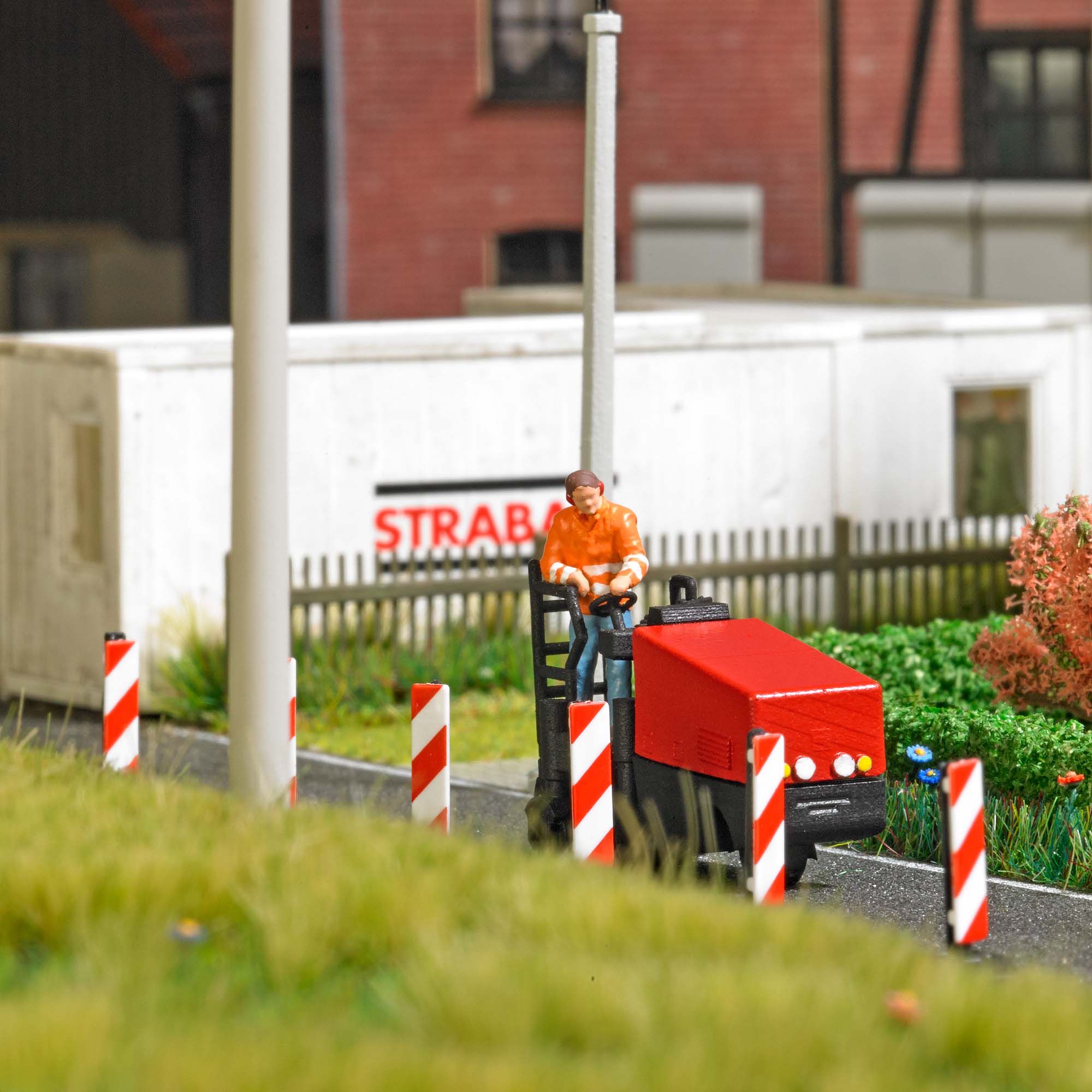 N Scale - Busch - 8283 - Vehicle, Construction Equipment, Asphalt Milling Machine - Painted/Unlettered